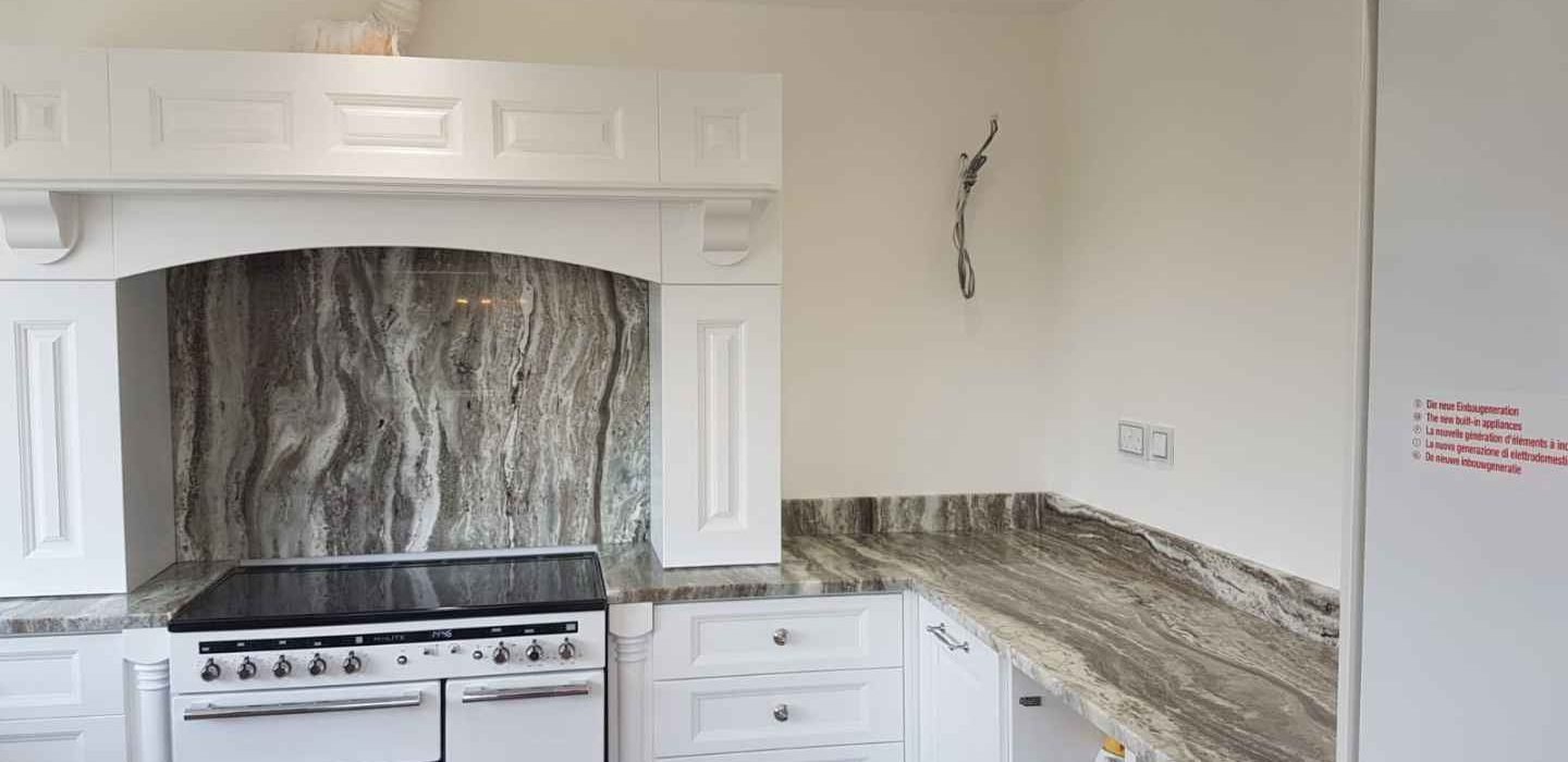 Standalone cooker in a granite worktop