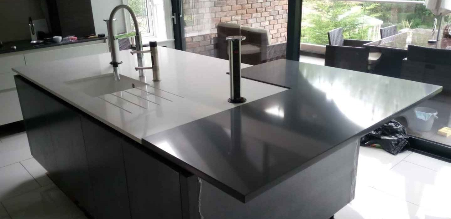 Kitchen island with different worktop colours