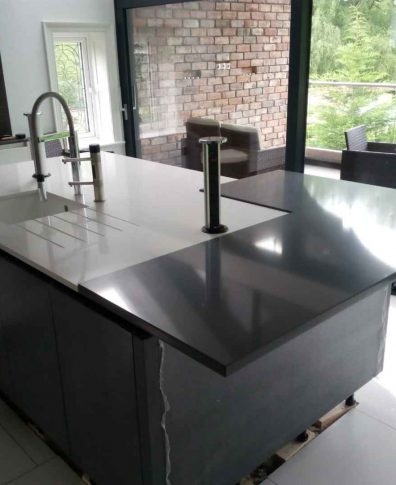 Kitchen island with different worktop colours