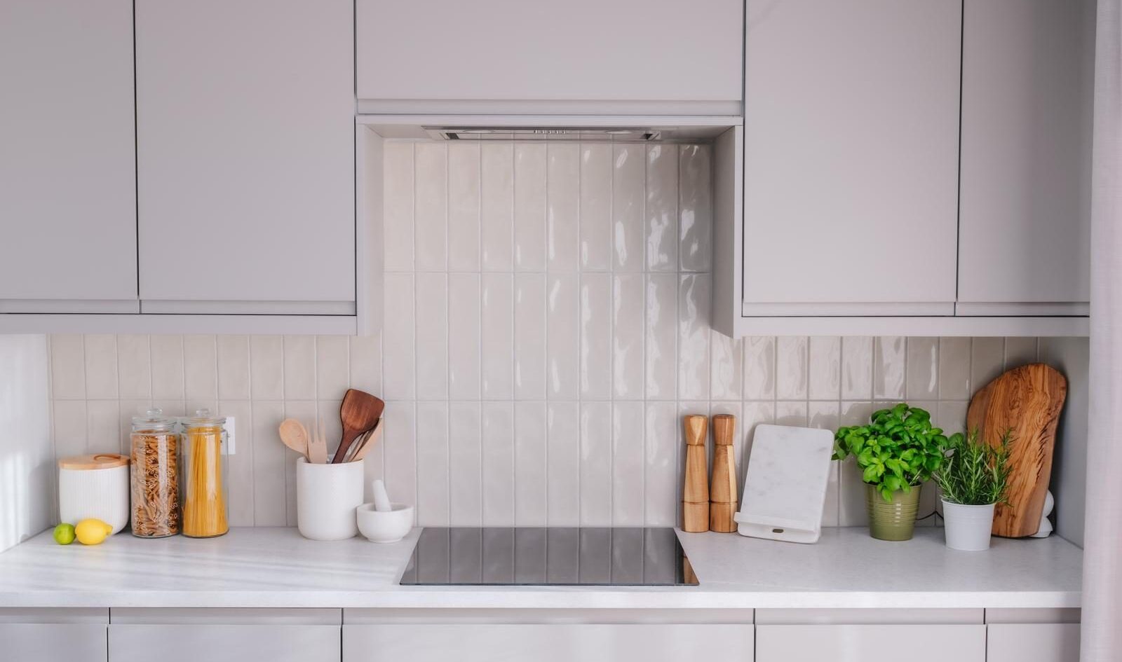 white quartz worktops installed with tiles