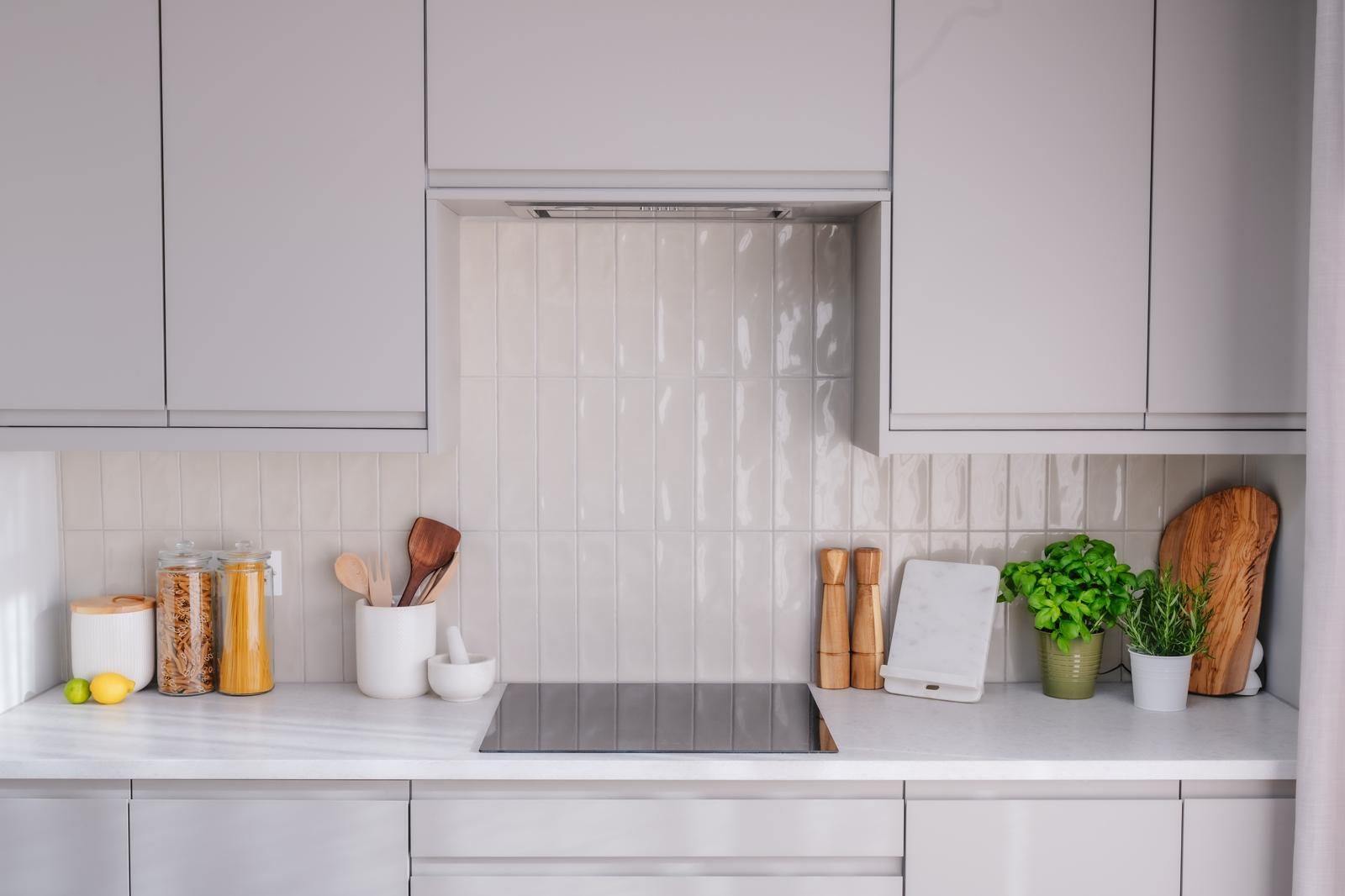 white quartz worktops installed with tiles