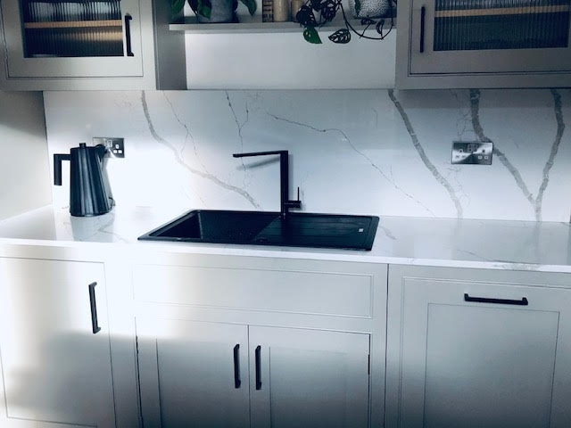 White Clacatta quartz worktops with sink and backsplash